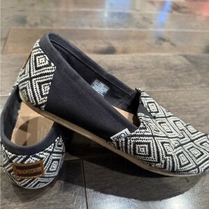 TOMS Women's Geometric Black and Cream Loafers